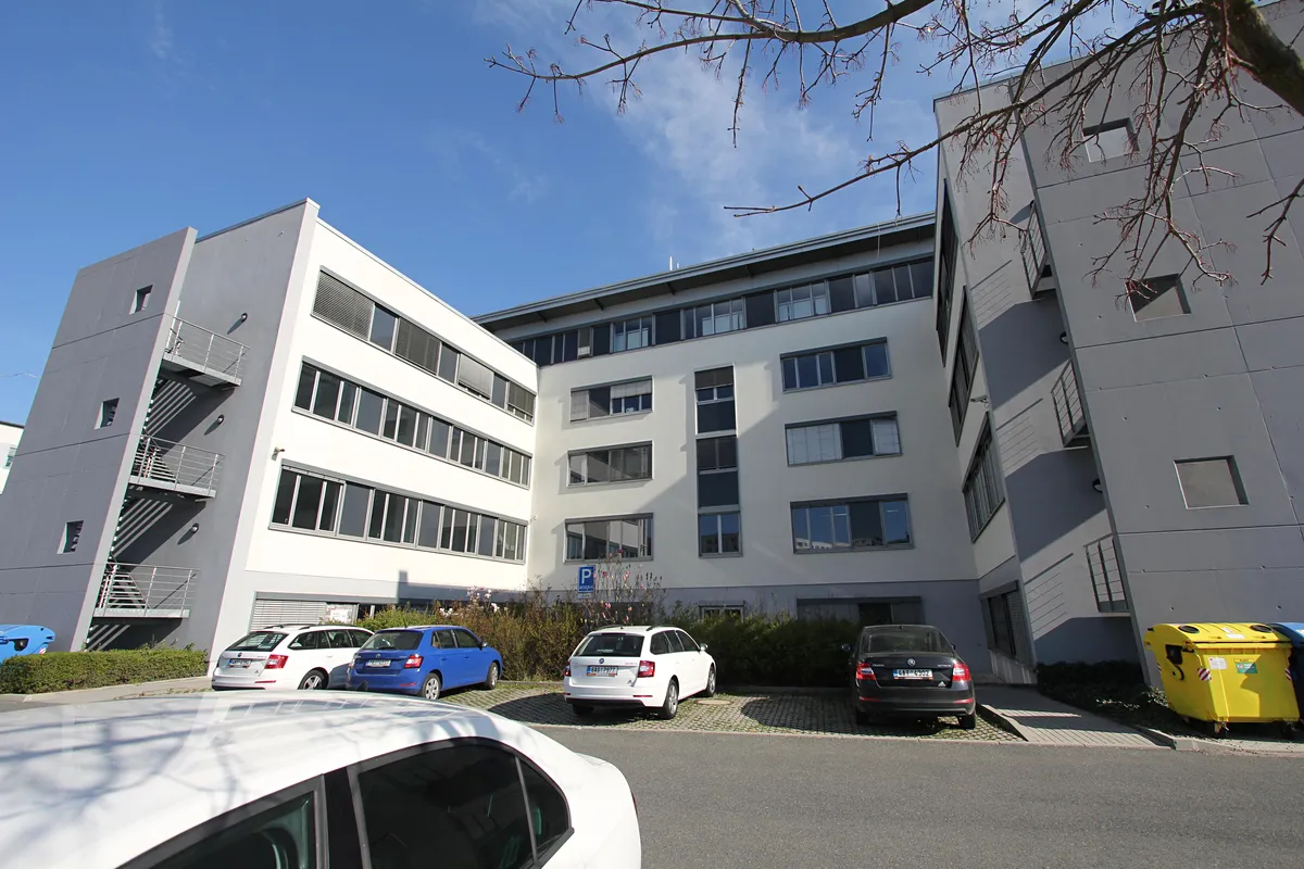 Pronájem garážového stání 15 m²